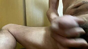 зрял японец пуска натрупаното желание в соло мастурбация