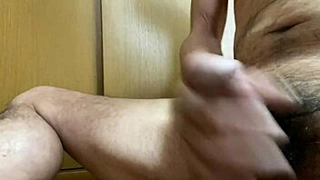 Japones de meia-idade libera tesão na punheta solo