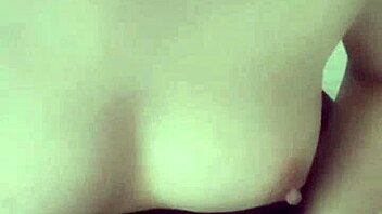 嘿，中国美女休息室沙发偷自慰？小声点哦！