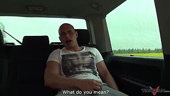 Uh, deszcz wpakował tę gorącą brunetkę do mojego vana na dziką zabawę na zewnątrz