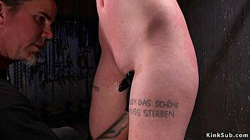 Pienet tissit orja sidottuna saa ruoskia persuksiin