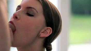 Nuori antaa kiihottuneen käsipanon ja huulipunan