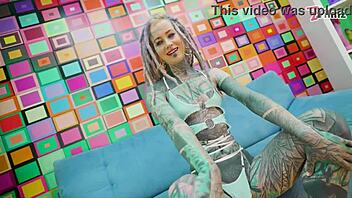 גבר, לראות את הזוג עם הקעקועים הולך חזק עם סקס אנאלי זה משוגע!