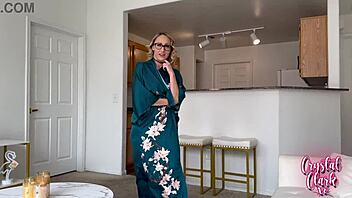 hej nevlastná mama, chceš sa ohnúť na divoký cumshot so mnou?