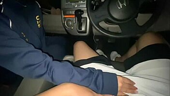 深夜の車内セックス、アマチュア日本人カップルのキンキーなプレイ—すごい！
