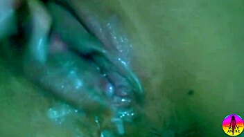 SINGLE PUTTING SEX TOY IN AGGRESSIVE ANAL