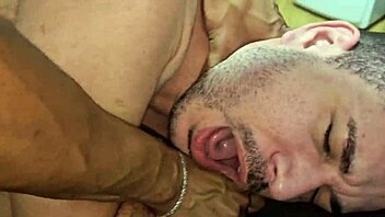 Sexo pesado hoje, meu cuzinho arrombou com a rola grossa do montador! 😈