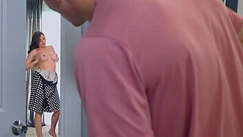 Hé, Parker Ambrose, készen állsz a mostohaanyád Sadie Holmes nagy randi estéjére?