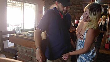 Čašníčka sa nechala chytiť pri šúchaní barmana v bare dovolenkového rezortu. Tajný domáci klip ukazuje tú šlupku v akcii!