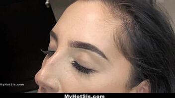 My stepsister was horny so she let me penetrate her 😏