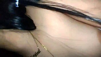 Vakker 18 år gammel tenåring 18+ driver hornete knepping med sin søte beste venninne, inkludert rimjob og cum i munnen