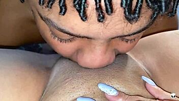 Khalessi69 felfalja szobatársa nagy csiklóját intenzív szopással. Forró női orgazmus rángások rázzák a testét közelről