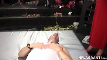 家伙的屁股被怪物鸡巴和假阳具玩弄，在娇小18+MILF群交中！