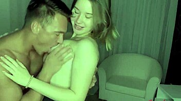 Kveldskos med kurvig 19 år gammel søt jente etter tinder-date, fittelekking og cumshot.