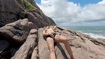 Gozando na Beira do Mar with Stunning Latina Masturbating Outdoors in Public! 🌊