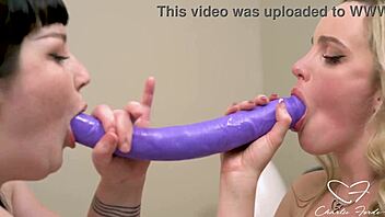 सेलेस्ट चार्ली फोर्ड की गांड जोर से मुट्ठी मारती स्क्वर्ट कराती