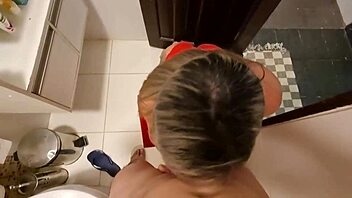 Paguei Minha Dívida Com Boquete No Banheiro