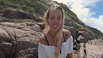 Gozando na Beira do Mar with Stunning Latina Masturbating Outdoors in Public! 🌊
