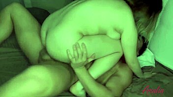 Kveldskos med kurvig 19 år gammel søt jente etter tinder-date, fittelekking og cumshot.