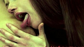 OMG, tahle sedící babička touží po 18+ kundičce teenky tak moc!