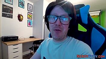 Amateur rides and sucks nerd's cock 😏