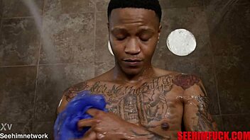 Ουάου! Μεγάλος πούτσος Ντάντιζεν χτυπάει σκληρά την Κάιλερ Κουίν σε καυτό ντους διαφυλετικό γλείψιμο και γαμήσι!