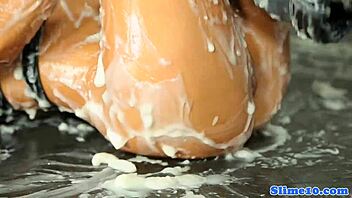 嘿，和巨乳美女在偷窥孔里享受颜射