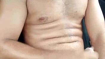 Lelaki Solo Lancap Luar Rumah Dengan Ganas