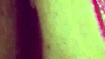 ميلف شابة ضيقة 18+ كسها الرطب يُقذف عليه أول مرة على الكاميرا