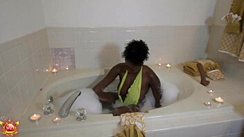 giana soaks and strokes her pretty kitty solo