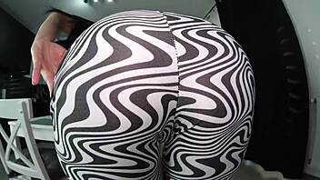 Täta shorts rivs av runt rumpa för bordsexaktion