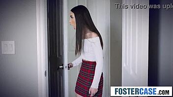 Storbrystet milf og ektemann inviterer nysgjerrig tenåring til trekant!