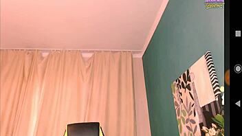 巨大天然乳房在网络摄像头秀中猛烈弹跳