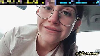 Shanaxnow antaa kuuman deepthroat-huulen auton POV-tyylillä