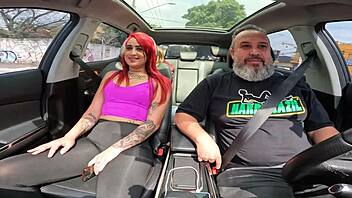 Ginger Smith och Ma Santos tungkyssar i bilen på Sao Paulos gator