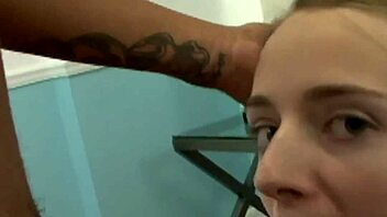 Liten tenåring 18+ amatør suger kuk nærbilde