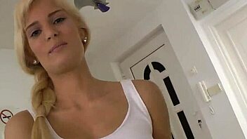 Amaterka dobija POV prst u pičku