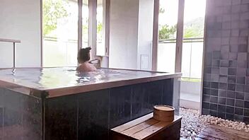 Di Akiu Onsen, air panas tenangkan bontot telanjang.