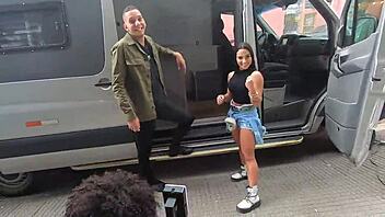 monique bertolini das pegadinhas do joão kleber dando um tour numa oficina de motorhome