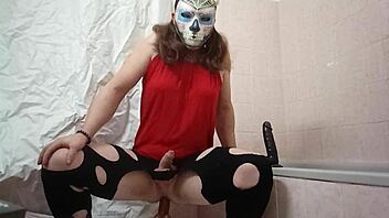 this travesti is using a dildo for some fun 😈