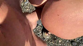 मैं अभी भी हिली हुई हूं सौतेले भाई ने मुझे जंगल में वॉक के दौरान जोर से बांग किया।