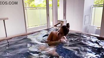 Di Akiu Onsen, air panas tenangkan bontot telanjang.