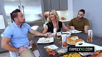 แม่เลี้ยงหน้าอกใหญ่ Phoenix Marie เย็ดลูกเลี้ยงและเพื่อนทหาร