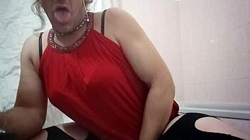 this travesti is using a dildo for some fun 😈