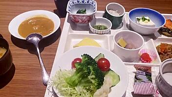 Di Akiu Onsen, air panas tenangkan bontot telanjang.