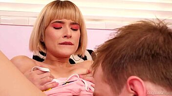 Napalona Jessie Saint pozwala swojemu dziewicznemu przyrodniemu bratu wyruchać jej ogoloną cipkę na łóżku. Kończy gorącym creampie w scenie Dog House!