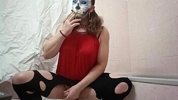 this travesti is using a dildo for some fun 😈