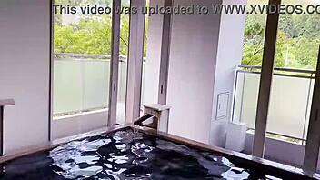 Di Akiu Onsen, air panas tenangkan bontot telanjang.