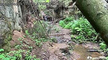 Priateľka dostáva horúci facial v lese