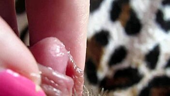 चाहते हो मेरी विशाल क्लिट पल्स अप क्लोज देखो?